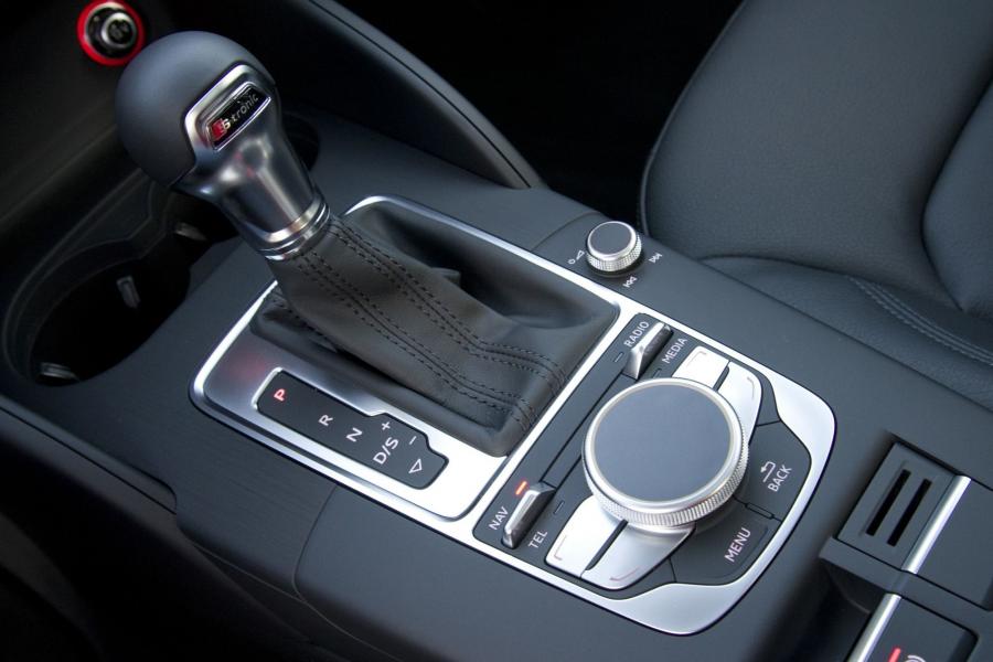 Детали интерьера Audi A3 Sedan 2.0T Quattro (8V) 2014 года  (NA) (фото 19 из 88)